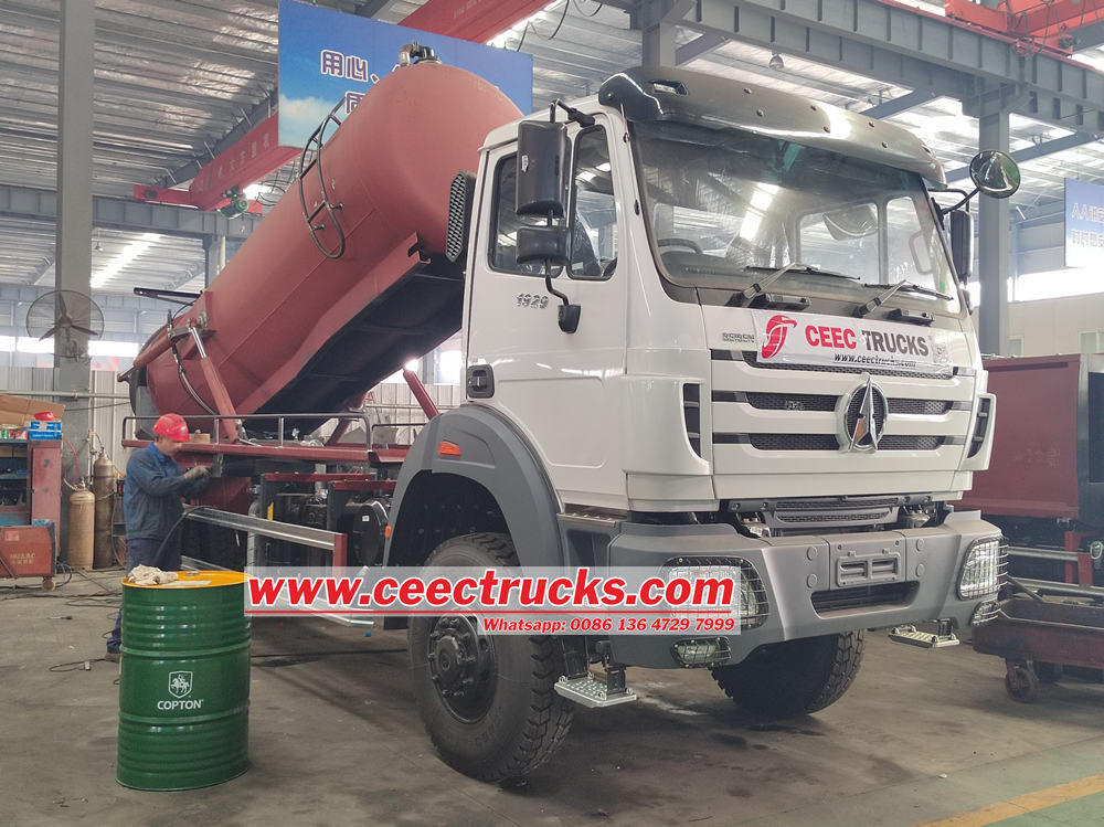 Isuzu vacuum suction truck