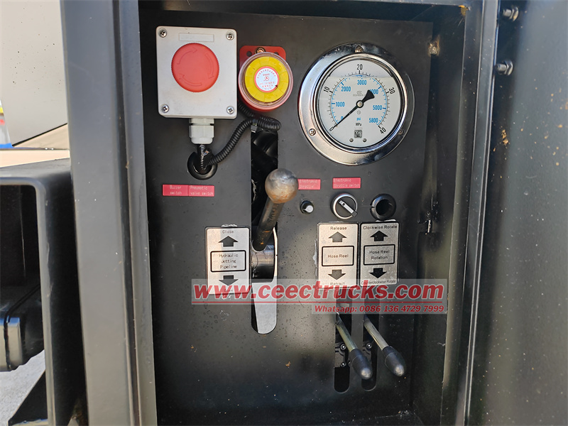 Rear control box (right rear side):