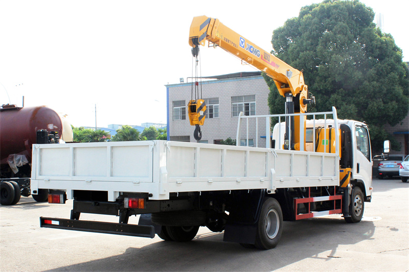ISUZU NKR cargo truck with telescopic crane ISUZU NKR cargo truck with telescopic crane