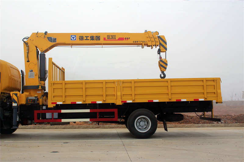 ISUZU NKR cargo truck with telescopic crane 