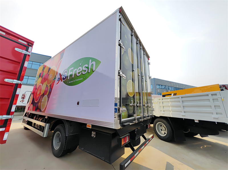 Howo light-duty 5tons chiller van