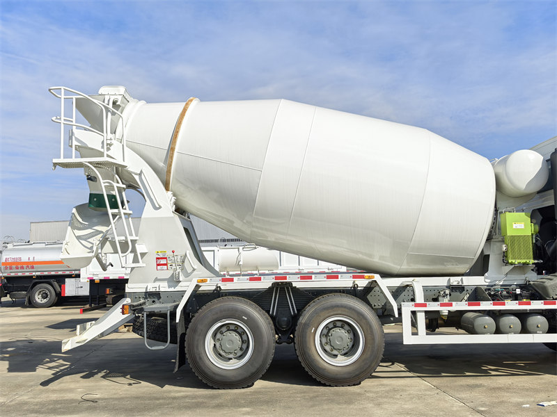 Howo 6x4 mixer tank truck