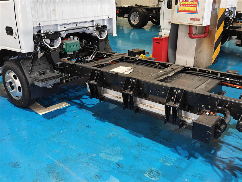 ISUZU electric truck with CATL battery