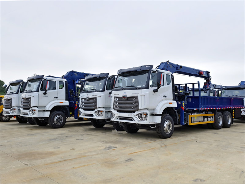Howo 6x4 cargo truck mounted 14 tons crane