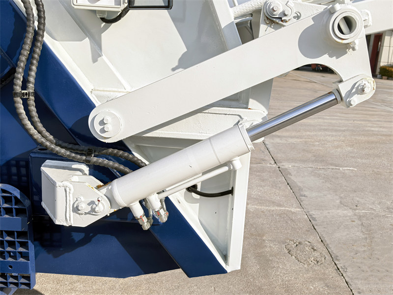 Isuzu 6cbm rear loader garbage truck