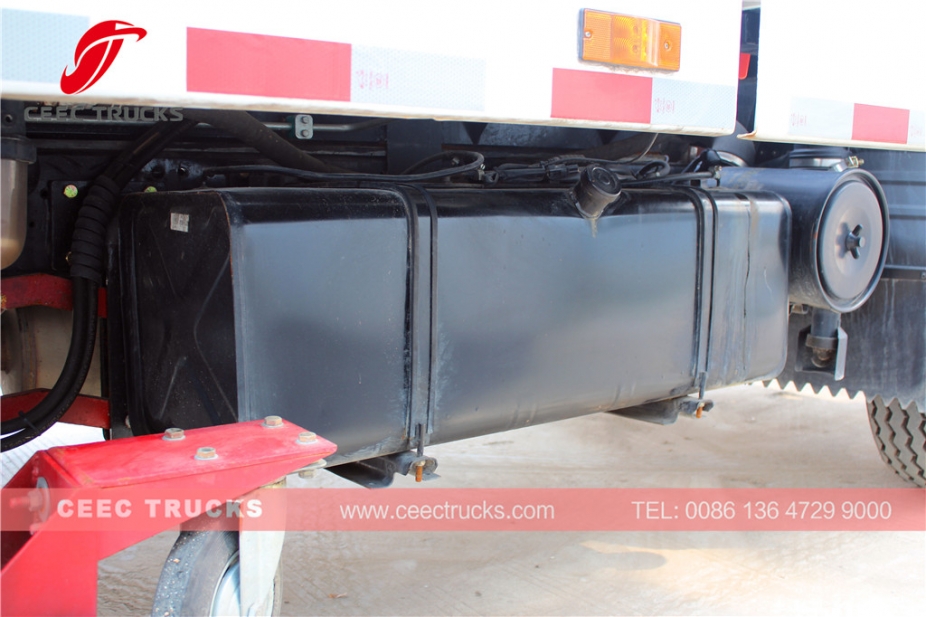 ISUZU 5 CBM လေဟာနယ် လမ်းသန့်ရှင်းရေး ကား