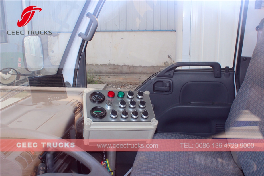 ISUZU 5 CBM လေဟာနယ် လမ်းသန့်ရှင်းရေး ကား