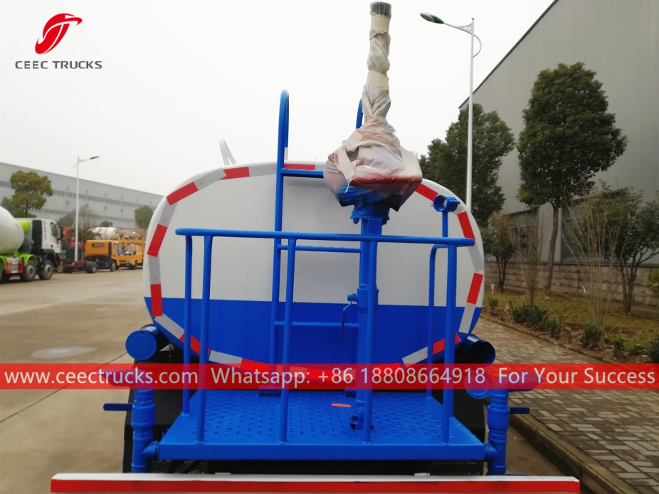 ၄ ကျူဗစ်မီတာ ရေ သယ် ကား DONGFENG