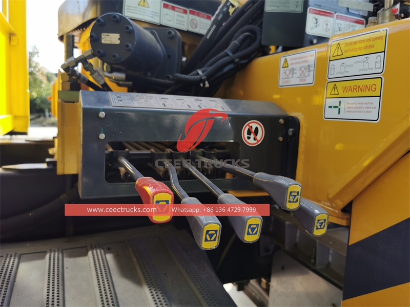 Sinotruk ၆×၄ ၄၀၀HP ယာဉ်တပ် ကရိန်း XCMG