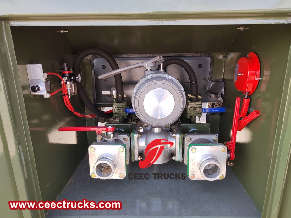 Howo 4x4 စစ်တပ် လောင်စာ သယ်ယူပို့ဆောင်ရေး ယာဉ်