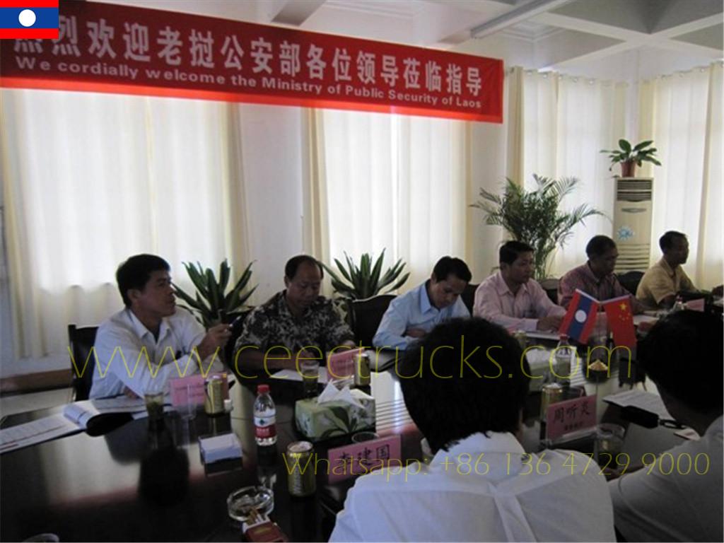 လာအို ဖောက်သည်က ကျွန်တော်တို့ကို လာရောက်ပြီး FOTON မီးသတ်ကား ၄ စီး မှာယူထားသည်ကို စစ်ဆေးသည်။