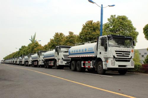 IVECO ရေတင်ကား ၁၀၀ စီး တရုတ် စီရင်စု  Xinjiang ပြည်နယ်သို့