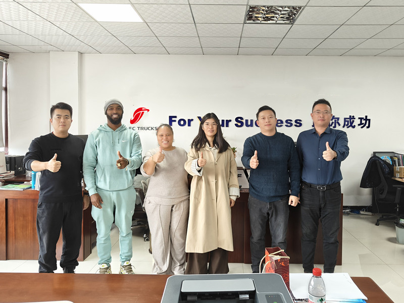 အီကွေဒေါဝယ်ယူသူသည် ISUZU အမှိုက်ထရပ်ကားများကို စစ်ဆေးရန်အတွက် CEEC စက်ရုံသို့ လာရောက်လည်ပတ်သည်။